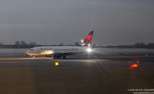 Delta Boeing 737-700 accelerating for take off - Image GhettoIFE.