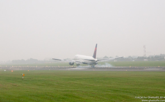 Delta Air Lines Boeing 767-300 coming into land - Image GhettoIFE