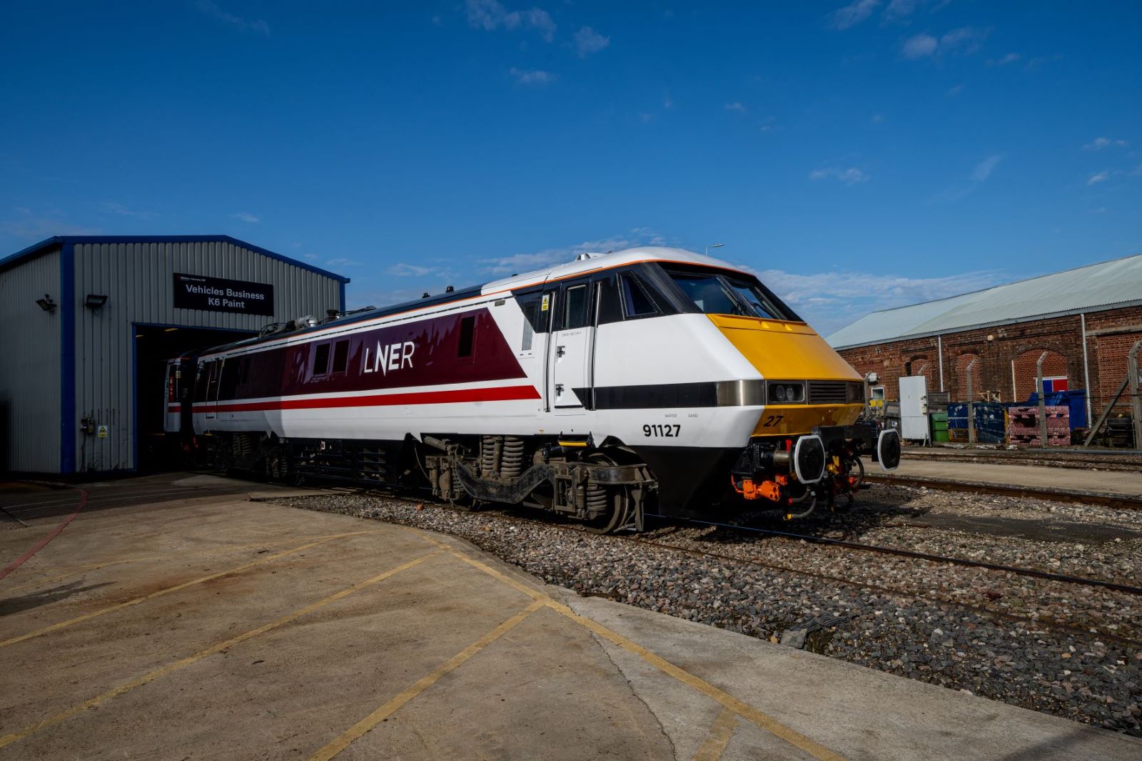 LNER Brings In A Rather Retro Livery For Its Class 91 Trains