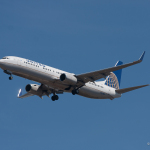 United Airlines Boeing 737-900 on approach to Chicago O'Hare, Image GhettoIFE
