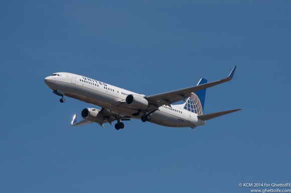 United Airlines Boeing 737-900 on approach to Chicago O'Hare, Image GhettoIFE