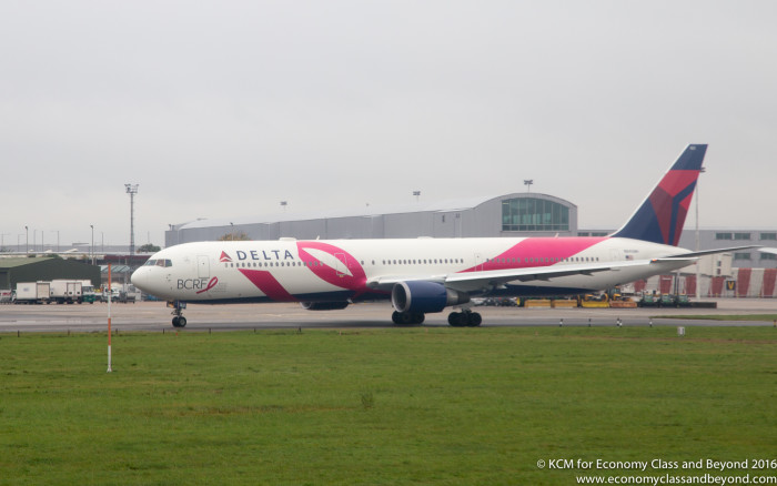 Delta Airlines Boeing 767-400ER "Fondation du cancer du sein" À Londres Heathrow - portrait, classe économique et au-delà