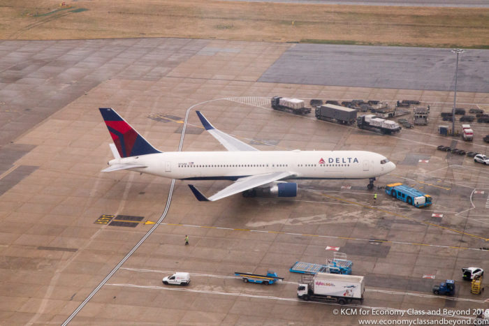 Delta Boeing 767-300 vanaf Heathrow Tower - portret, Economy Class en daarbuiten