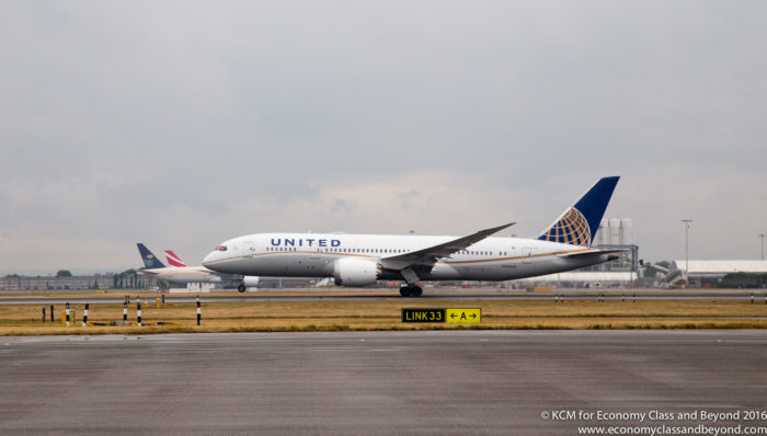 United Airlines Boeing 787 landing at Heathrow - Image, Economy Class and Beyond 