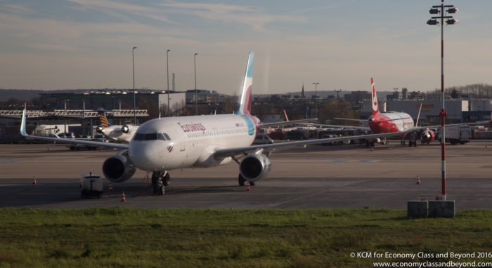 Eurowings Airbus A320 mit Fesseln am Flughafen Düsseldorf - Image, Economy Class und darüber hinaus