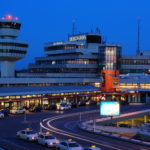 Flughafen_Tegel_Tower_und_Hauptgebäude = By Hans Knips - Own work, CC BY-SA 3.0, https://commons.wikimedia.org/w/index.php?curid=16721483