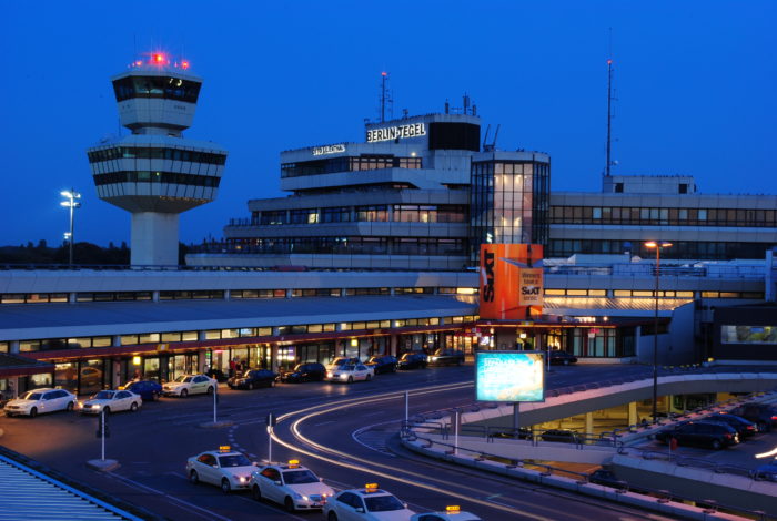 Berlin Flughafen_Tegel_Tower_und_Hauptgebäude = By Hans Knips - Own work, CC BY-SA 3.0, https://commons.wikimedia.org/w/index.php?curid=16721483 