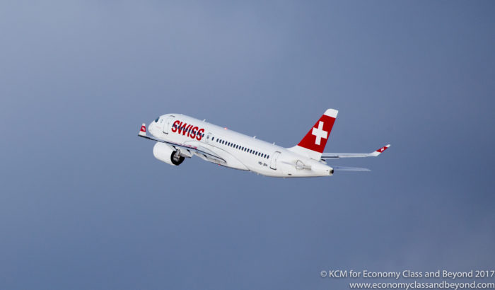 Abflug der Swiss Bombardier C Series CS100 vom Flughafen Zürich - Foto, Economy Class und darüber hinaus