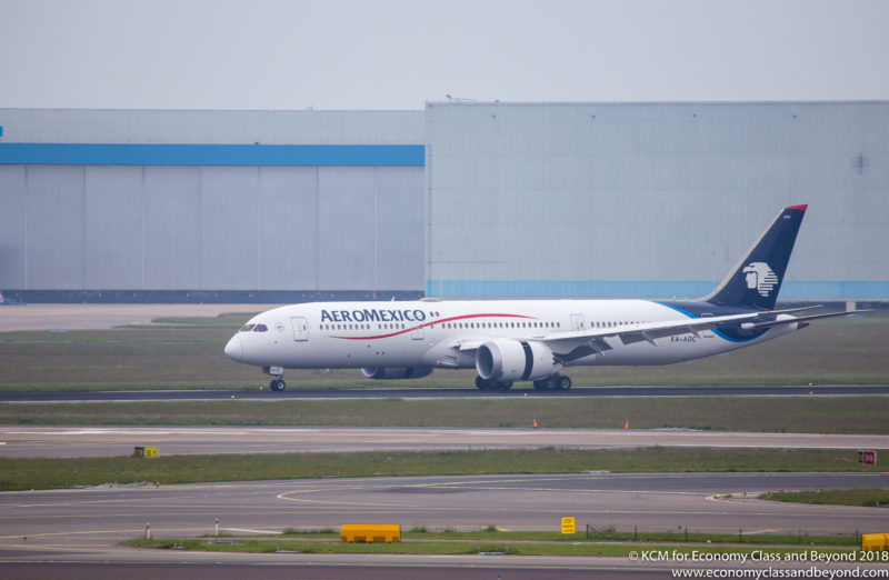 Boeing 787-9 de AeroMexico aterrizando en el aeropuerto Schiphol de Ámsterdam - Imagen, clase económica y más allá