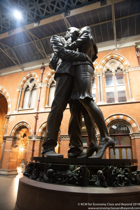 a statue of a man and woman kissing