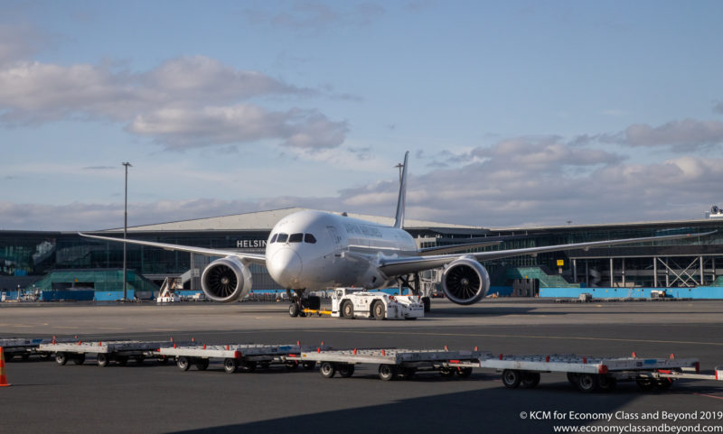 ヘルシンキ・ヴァンター空港の日本航空ボーイング 787-9 ドリームライナー - 写真、エコノミークラス以降