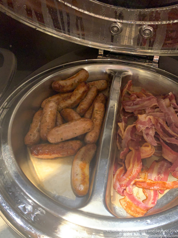 a tray of sausages and bacon