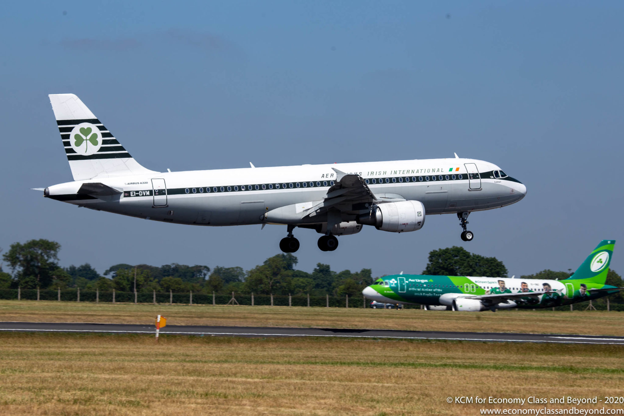 Aer Lingus Airbus A320 Retro Colour scheme arriving at Dublin Airport ...