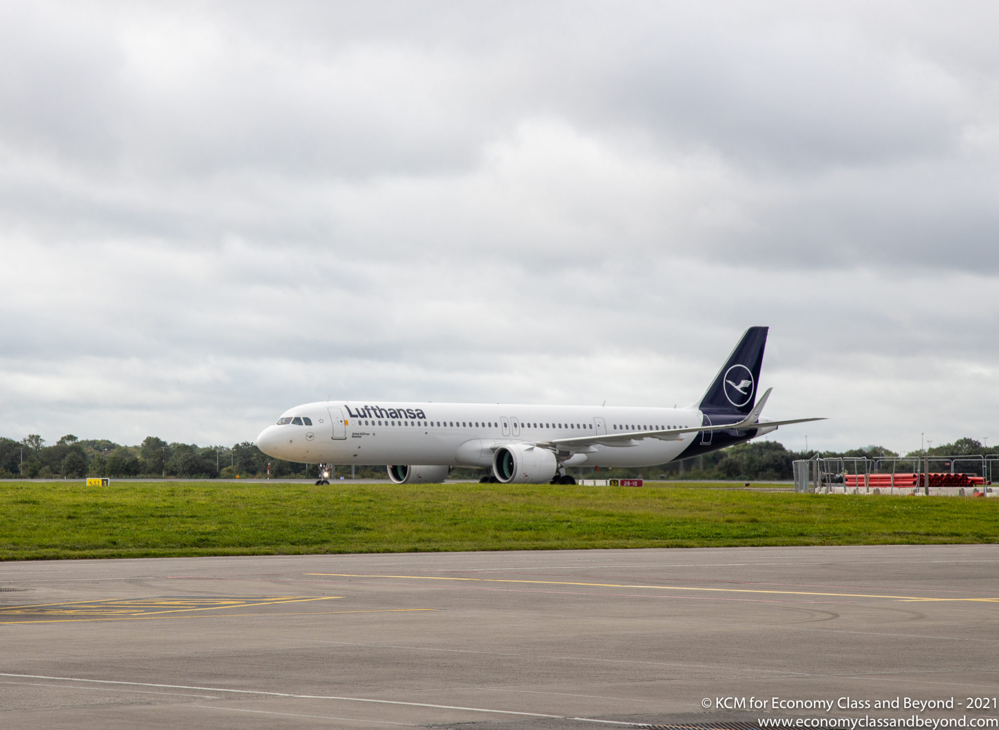 Lufthansa Airbus A321neo arriving at Dublin Airport Image, Economy