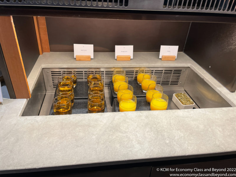TRIP REPORT: The Cathay Pacific Lounge (Business Class), Heathrow Airport &#8211; Sweet Home, Chicago &#8211; Economy Class &amp; Beyond &#8211; Kevin Marshall IMG 8264A 800x600
