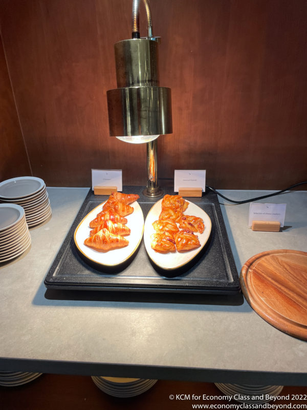 TRIP REPORT: The Cathay Pacific Lounge (Business Class), Heathrow Airport &#8211; Sweet Home, Chicago &#8211; Economy Class &amp; Beyond &#8211; Kevin Marshall IMG 8267A 600x800