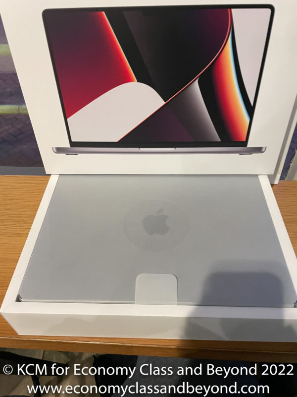 macbook pro 2022 box