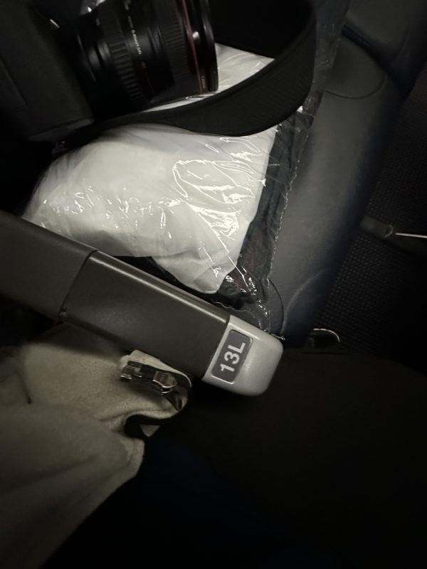 a seat belt with a seat belt attached to it