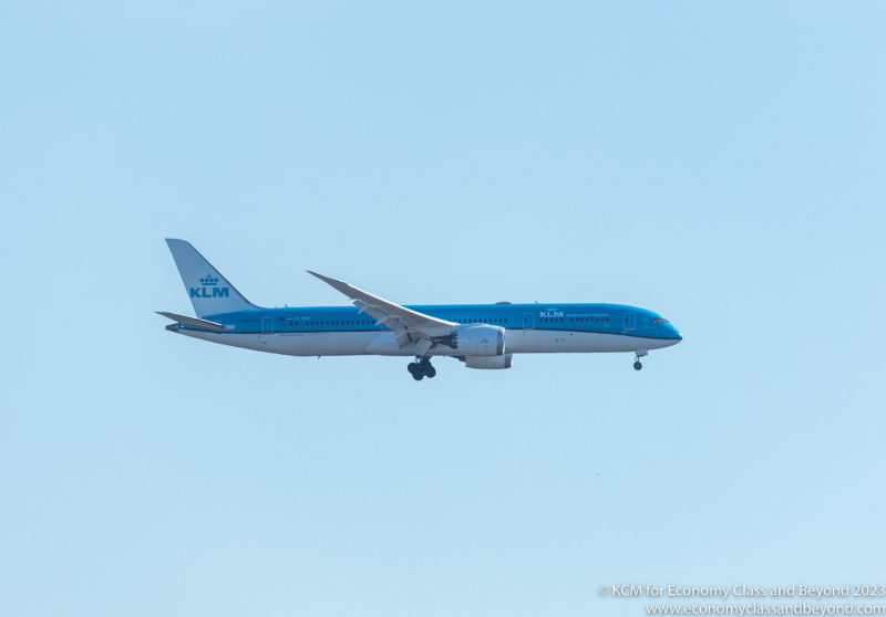 KLM Royal Dutch Airlines Boeing 787-9 Dreamliner op definitieve nadering van Chicago O'Hare - afgebeeld, Economy Class en verder