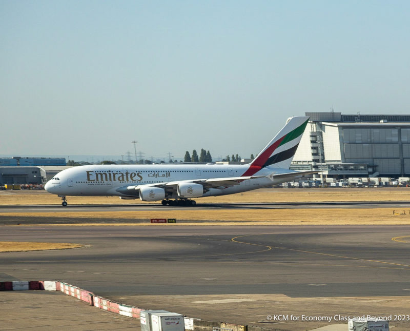 Emirates Airbus A380 lepas landas dari Bandara Heathrow London - foto, Kelas Ekonomi, dan seterusnya