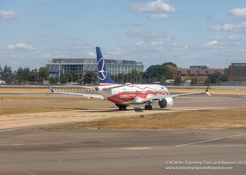 Polskie Linie Lotnicze LOT Boeing 737-8 w malowaniu Polskiej Niepodległości - zdjęcie, klasa ekonomiczna i nie tylko