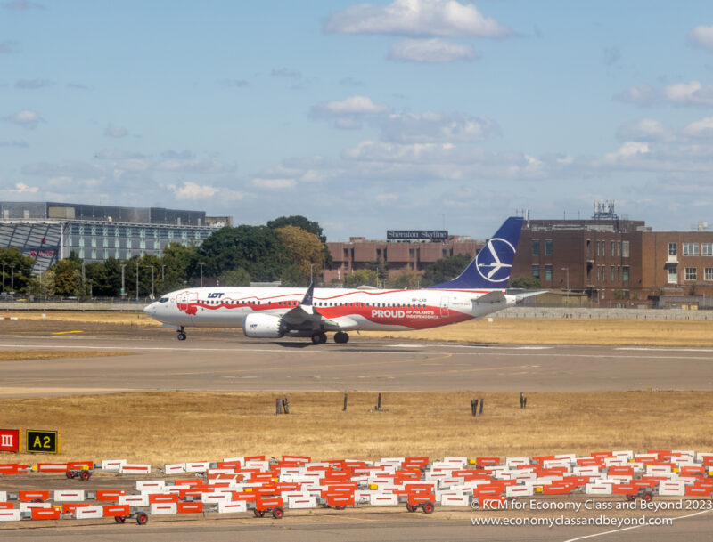 Polskie Linie Lotnicze LOT Boeing 737-8 w malowaniu Polish Independence - zdjęcie, klasa ekonomiczna i nie tylko