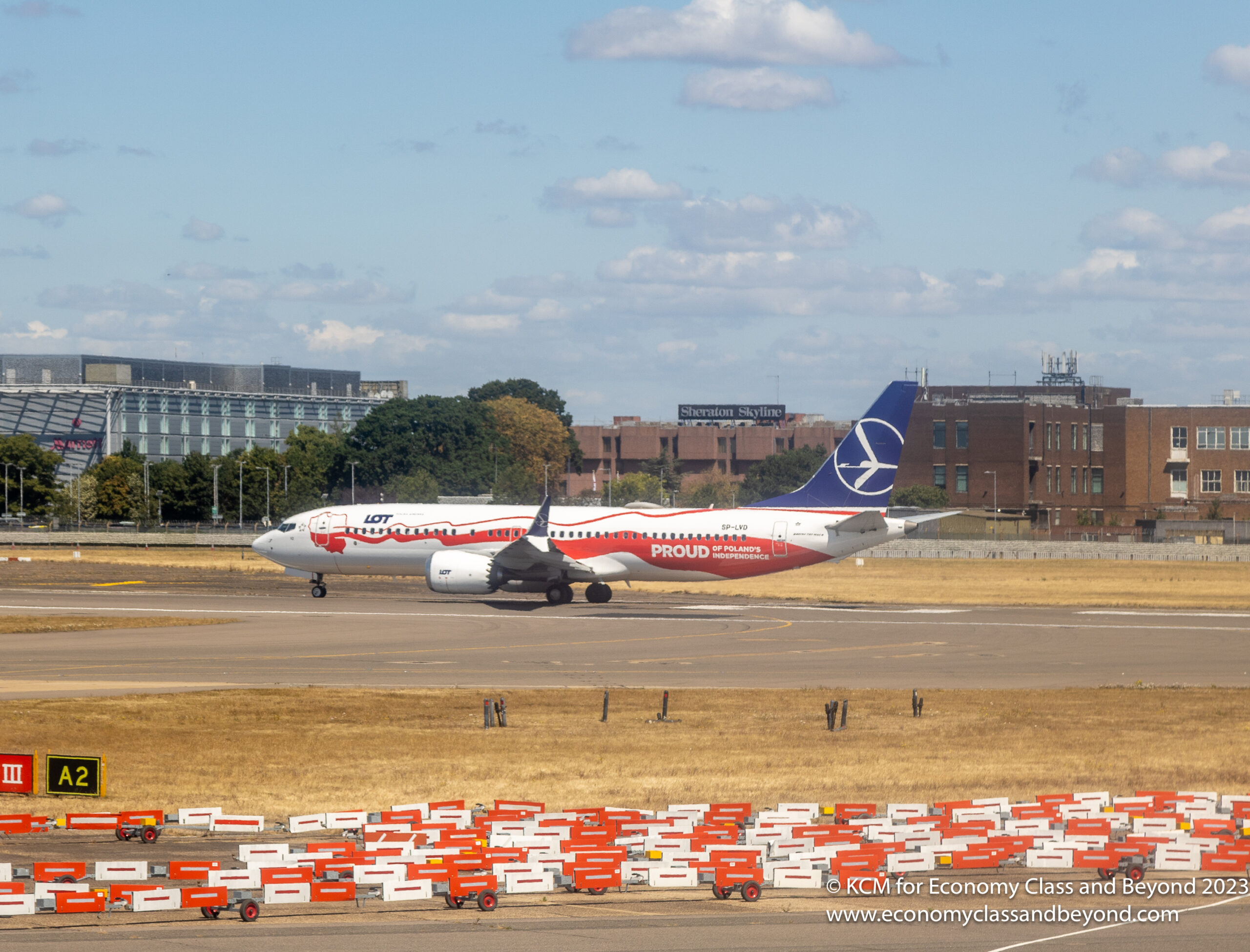 Sztuka samolotowa – Boeing 737-8 Polskich Linii Lotniczych LOT przygotowuje się do odlotu z lotniska Heathrow