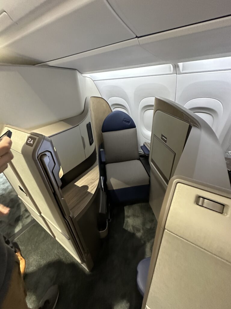 Collins Aerospace Unveil Its New Aurora Narrow Body Business Class Seat 