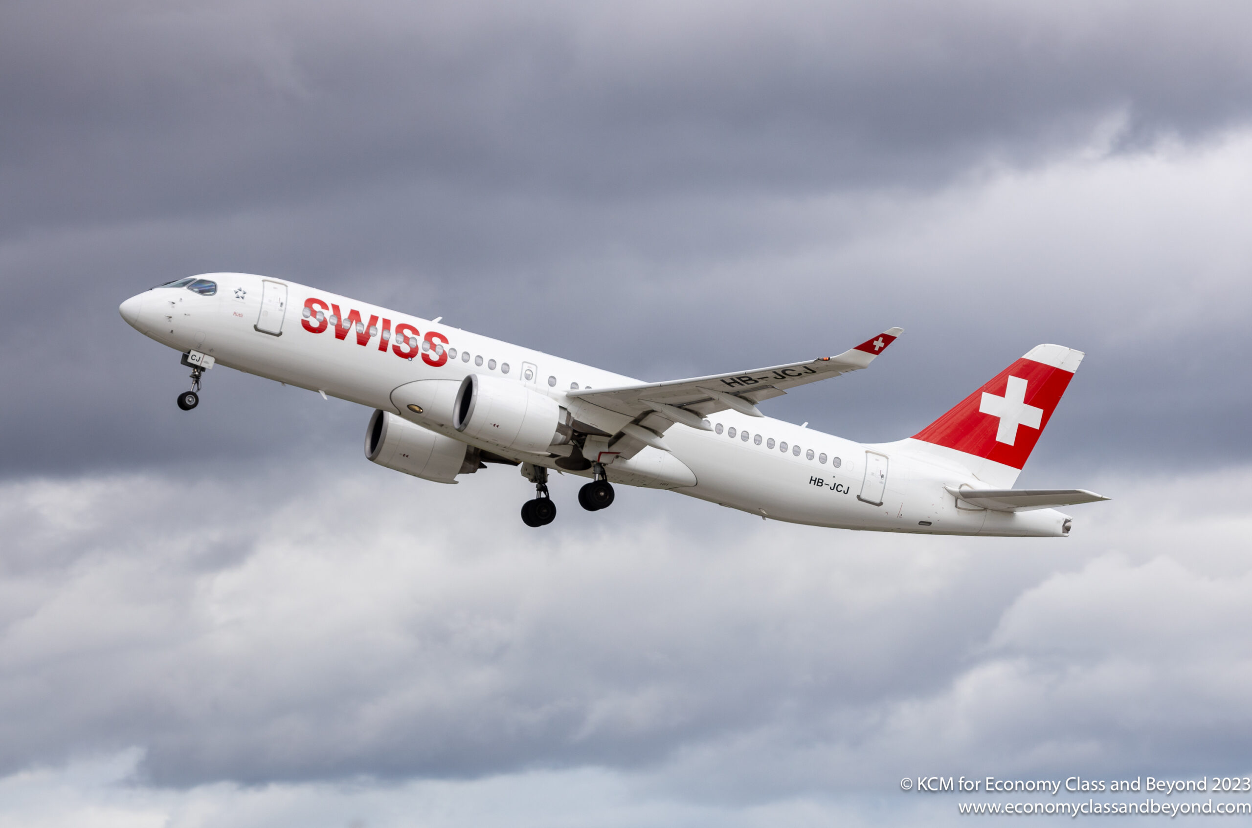 Flugzeugkunst – Ein Swiss Airbus A220-300 startet vom Flughafen Dublin