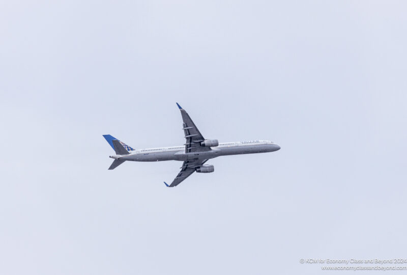 United Airlines Boeing 757-300 climbing out of Chicago O'Hare International Airport - Image, Economy Class and Beyond