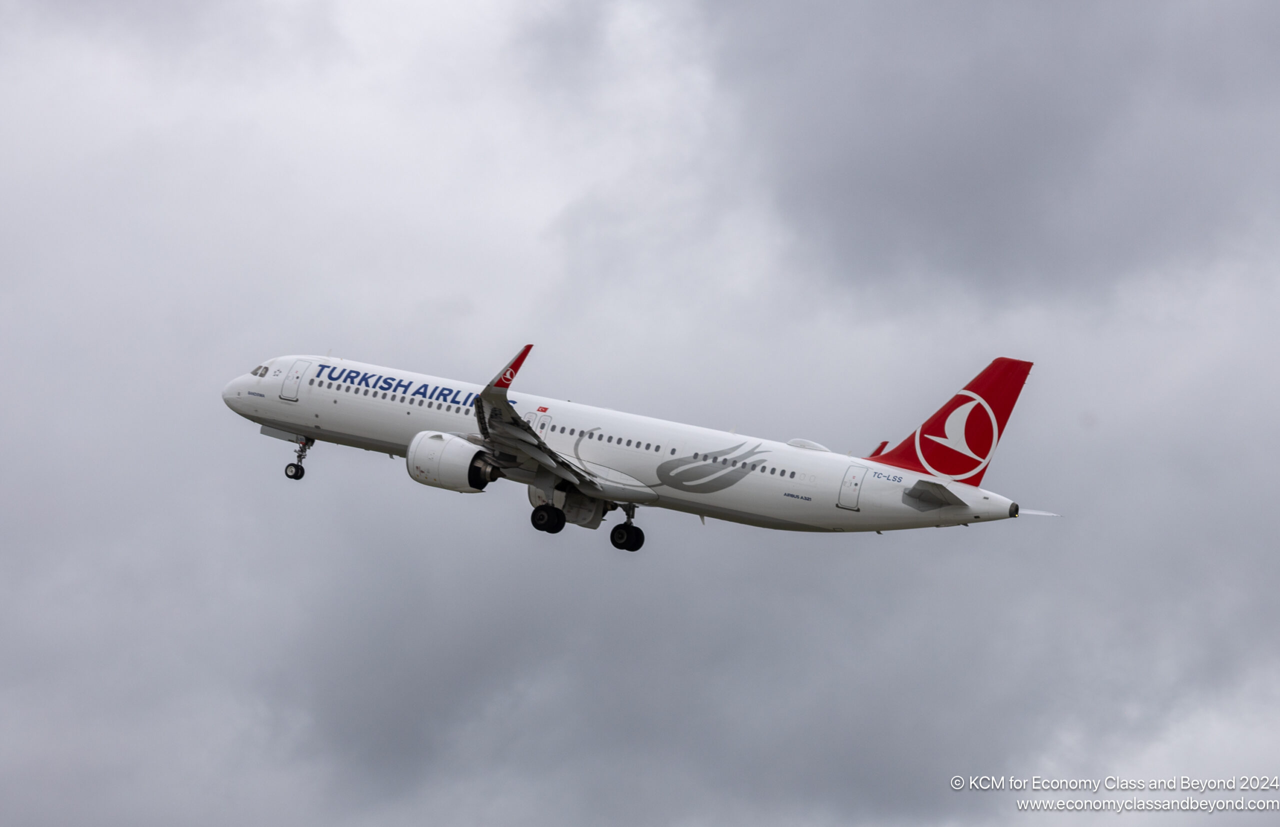 Aircraft art – Turkish Airlines Airbus A321 leaves Dublin Airport