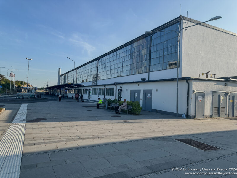 a building with windows and a sidewalk