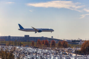 United Airlines Boeing 787-10 Dreamliner arriving at Chicago O'Hare - Image, Economy Class and Beyond