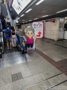 a sign on an escalator