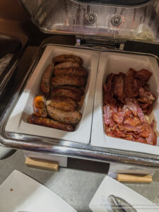 a tray of sausages and bacon