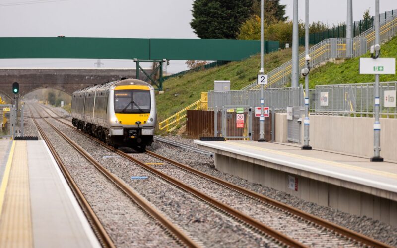 Chiltern Railways train on the Oxford - Milton Keynes route - Image, Chiltern Railways