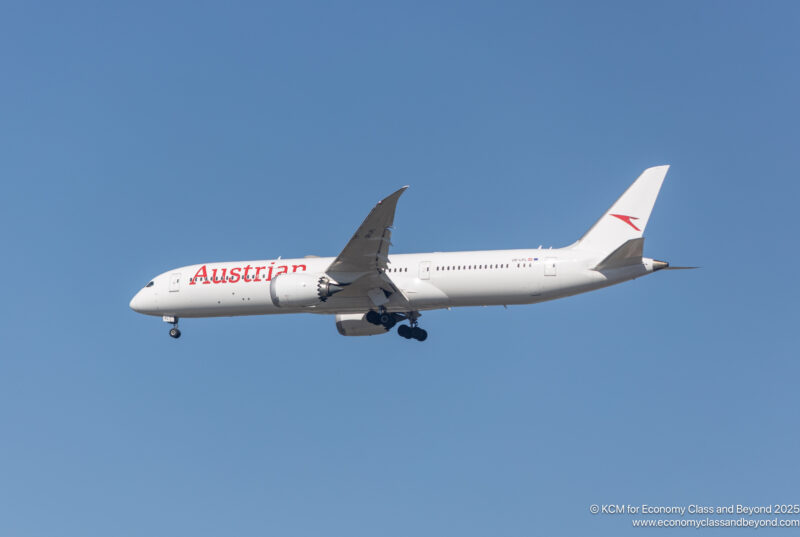 Austrian Airlines Boeing 787-9 on final approach to Chicago O'Hare - Image, Econmy Class and Beyond