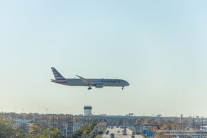 American Airlines Boeing 787-9 on final approach to Chicago O'Hare - Image, Economy Class and Beyond
