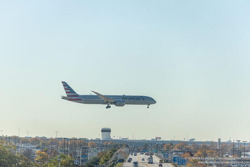 American Airlines Boeing 787-9 on final approach to Chicago O'Hare - Image, Economy Class and Beyond