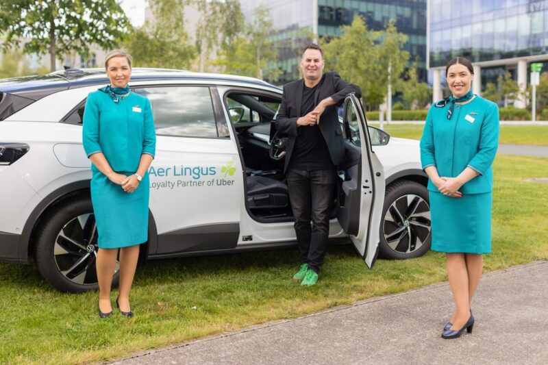 
Pictured are Kieran Harte, Head of Uber Ireland (centre) with Sarah Taylor and Annemarie Leahy, Aer Lingus Cabin Crew, at Dublin Airport launching Aer Lingus’ new partnership between AerClub and Uber. From today, members of the airline’s loyalty programme will collect 1 Avios for every €1 spent on any journey taken on the Uber app in Ireland and the UK. Photo:  Aer Lingus 