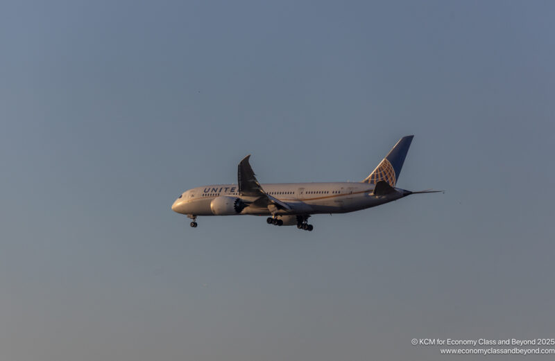United Airlines Boeing 787-8 on final approach to Chicago O'Hare International - Image, Economy Class and Beyond