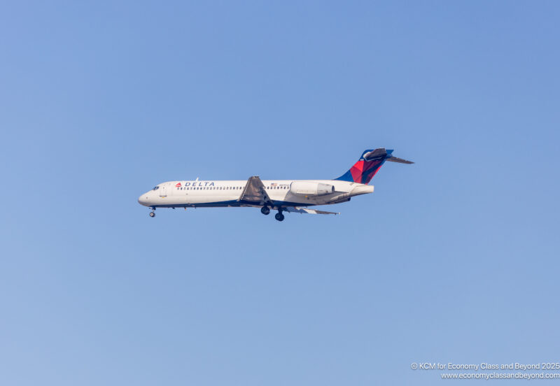 Delta Air Lines Boeing 717-200 on final approach to Chicago O'Hare - Image, Economy Class and Beyond