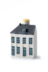 KLM celebrates 106 years of connection with the US with a special Delft Blue house in the heart of Leiden