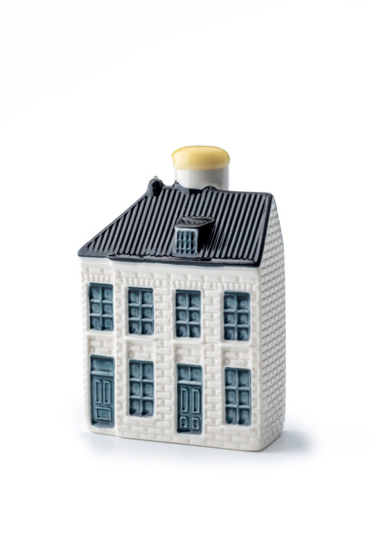KLM celebrates 106 years of connection with the US with a special Delft Blue house in the heart of Leiden