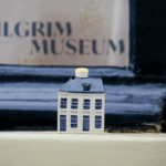 KLM celebrates 106 years of connection with the US with a special Delft Blue house in the heart of Leiden