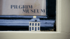KLM celebrates 106 years of connection with the US with a special Delft Blue house in the heart of Leiden