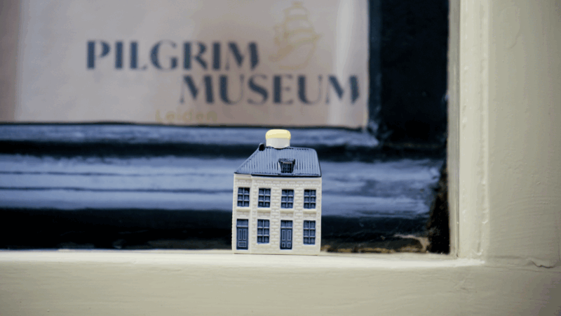KLM celebrates 106 years of connection with the US with a special Delft Blue house in the heart of Leiden