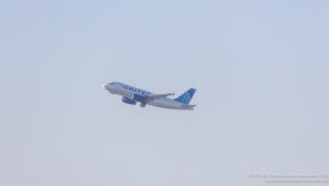 United Airlines Airbus A320 climbing out of Chicago O'Hare - Image, Economy Class and Beyond