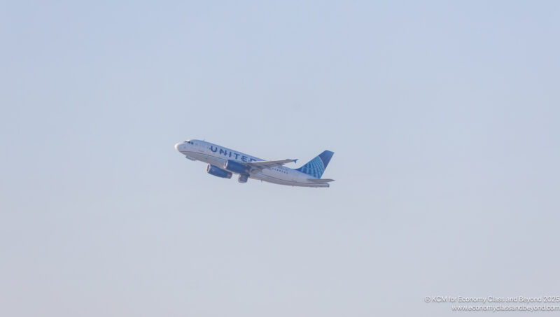 United Airlines Airbus A320 climbing out of Chicago O'Hare - Image, Economy Class and Beyond