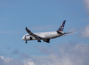 LOT Polish Airlines Boeing 787-8 on final approach to Chicago O'Hare - Image, Economy Class and Beyond